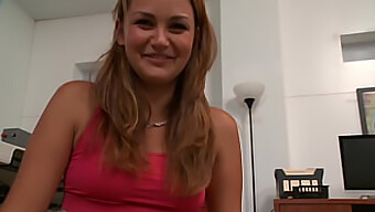 Allie Haze, en fantastisk stesøster, opplever en tabubelagt creampie etter å ha eksperimentert med en sybian og gitt en blowjob