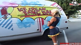 Une Pom-Pom Girl Adolescente Avec De Petits Seins Est Ramassée Pour Le Sexe Dans Une Voiture