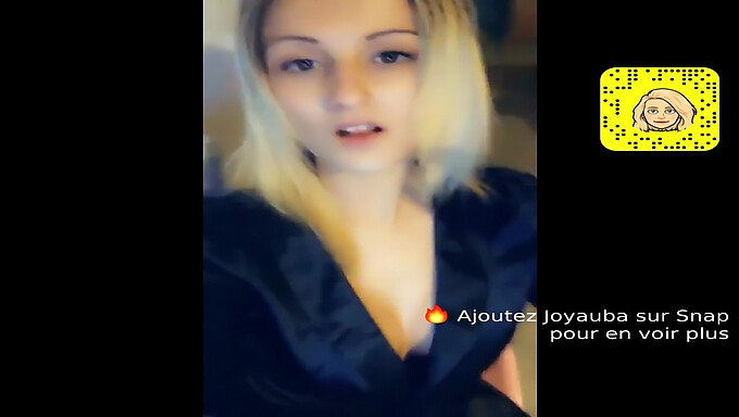 Lilou se bucură să-și etaleze sânii mici și să facă sex oral altora