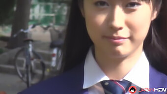 Tomomi Motozawa faz um boquete molhado para seu colega de classe em um uniforme escolar.