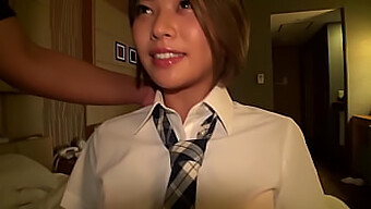 Adolescente japonesa amateur con cabello corto cabalga y chupa en video POV