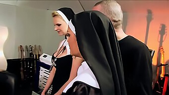 Sexo Em Grupo Com Freiras Kinky No Vaticano - Orgia Vestida De Nylon