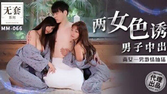 Trois Adolescentes Asiatiques S'Engagent Dans Un Trio Spontané Avec Une Action Intense Par Derrière Et Une Finition Crémeuse