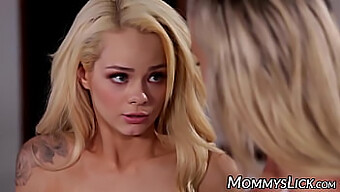 Elsa Jean, Lesbian Blonde Yang Menakjubkan, Menikmati Jari Dan Masturbasi Dalam Lingerie