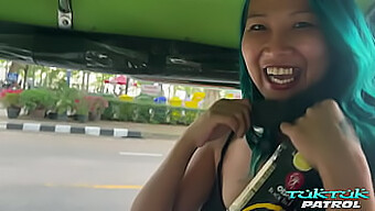 Une Beauté Thaïlandaise Fait Une Fellation Profonde À Un Étalon Bien Membré Qu'Elle Vient De Rencontrer