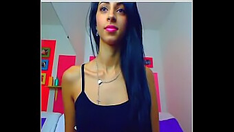 Una Impresionante Chica De Webcam Toma Un Dildo Anal Como Una Profesional