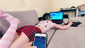 น้องสาวมือใหม่ถูกจับโดยใช้ไวเบรเตอร์ระหว่างเกมและได้รับการเย็ด