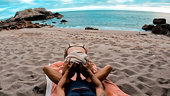 Un Couple Amateur Européen Profite De Sexe Sur La Plage Pendant Ses Vacances