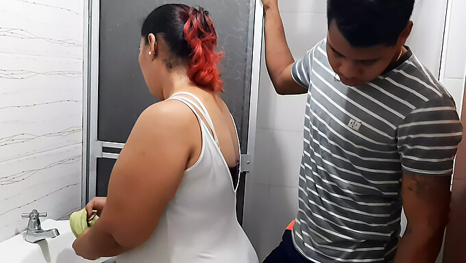 Busty Latina-mamma får en närbild av cunnilingus