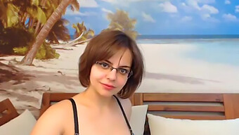 Junge Latina Mit Brille Zieht Sich Vor Der Webcam Aus