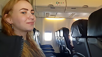 Beauté naturelle fait une fellation publique dans un avion