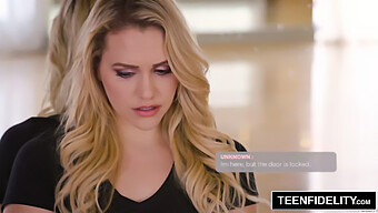 Mia Malkova Bruger Sine Balder Til At Afpresse Bankmanden I Teenfidelity-Video