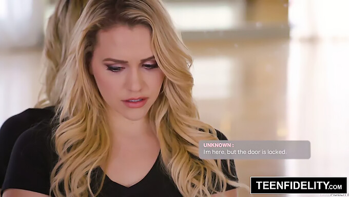 Mia Malkova använder sina skinkor för att utpressa bankmannen i TeenFidelity-video