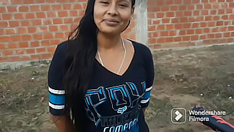 Uma Jovem É Pega Na Rua E Forçada A Se Envolver Em Sexo Anal Com Um Celular, Resultando Em Seu Rosto Coberto De Leite - Um Vídeo Caseiro