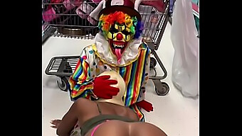 Un Clown Cosplayeur Reçoit Une Fellation Publique Dans Une Ville De Fête