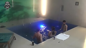 Shemale-Ul Slab Și Superb Thonny William Se Bucură De Un Threesome Kinky În Piscină