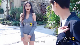 Chen Xiao Yu: 18-Årig Asiatisk Amatörmodell Med Sexig Granne