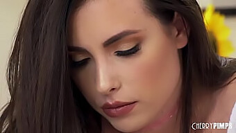 Casey Calvert, o brunetă cu fund mare și sâni mici naturali, își descoperă pasiunea pentru sexul anal hardcore