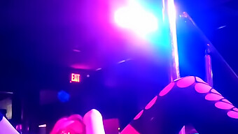 Uma Stripper Em Las Vegas Se Apresenta Em Um Palco Nu, Usando Apenas Meias E Lingerie