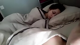 Ragazze adolescenti si concedono una masturbazione lesbica durante la festa del sonno. Non perdere questo video bollente e piccante!