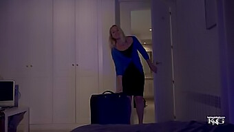 Pov-Video Av En Blond Tant Som Blir Hårt Knullad