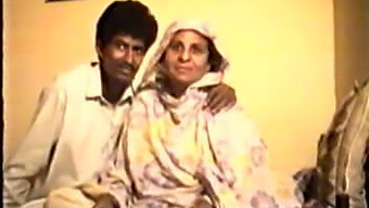 Pareja Clásica Pakistaní Se Vuelve Íntima En Un Video Vintage