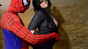 Büyük göğüslü cosplay Catwoman için spiderman web'de boşalma sürprizi