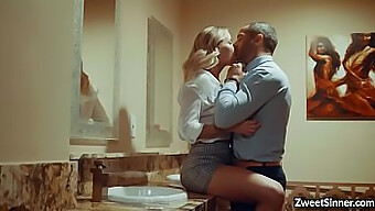 Blond Szefowa Jessa Rhodes Przyłapuje Swojego Tajnego Kochanka W Barze I Prowadzi Do Ostrego Seksu W Łazience