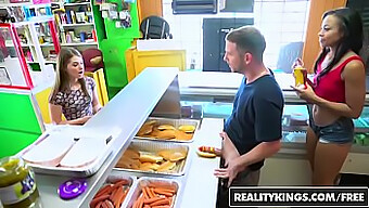 Adrian Maya Og Alice March Engagerer Sig I Hotte Seksuelle Handlinger På En Hot Dog Stand I Denne Video Fra Realitykings