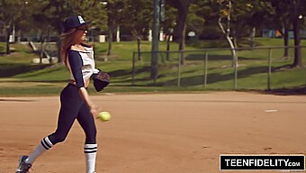 Kirsten Lee Og Hendes Baseballtræner Tager En Hård Tur.