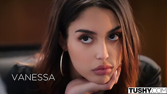 Vanessa, Una Ragazza Con Un Gran Culo, Seduce Il Suo Collega Oliver Con I Suoi Desideri Anali