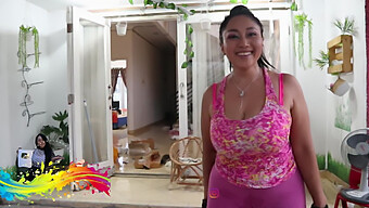 La Belleza Morena Sarah Muestra Sus Atributos En Leggings Rosas