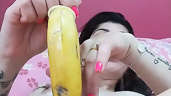 Juego Sensual En Solitario Con Un Plátano Y Lencería. ¡no Te Lo Pierdas!