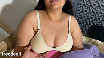 Aunty Menikmati Kenikmatan Oral Dari Saudara Tiri Dalam Video Hindi