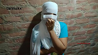 Adolescente India De 18+ Años Tiene Su Primera Experiencia Anal En Grupo