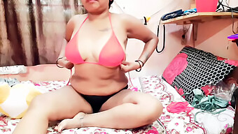 Une Beauté Asiatique Présente Sa Collection De Lingerie Dans Une Vidéo Solo