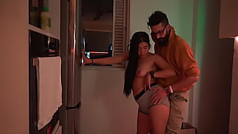 Calda Adolescente Colombiana Seduce Cipriani Nella Sua Cucina Per Un Incontro Appassionato