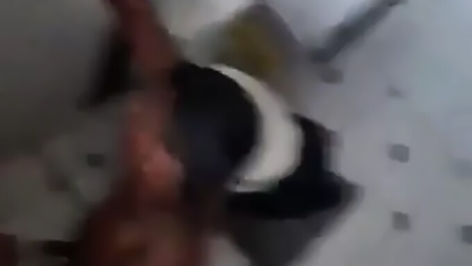 Joven atrapado complaciendo a su pareja mayor en el baño