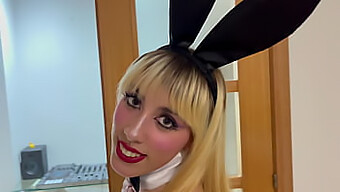 Raxxxbit Présente Une Vidéo Complète Mettant En Vedette Un Lapin Sensuel