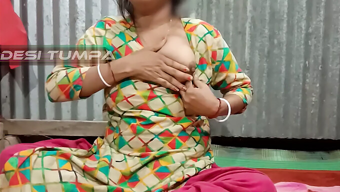 Bhabhi da Tumpa Desi revela seus seios grandes e claros e sua buceta apertada enquanto o marido está ausente