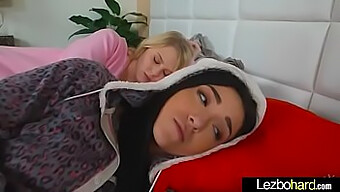 Lésbicas adolescentes Lily Rader e Kiley Jay se entregam a sexo quente