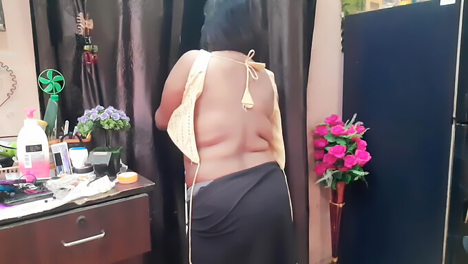 Pertunjukan lingerie sensual dan bikini suri rumah Asia dalam video solo