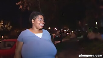 Gata afro-americana faz sexo com uma mulher de meia-idade gordinha e grande do bairro