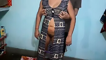 Istri Rumah Tangga India Melakukan Seks Yang Penuh Gairah Dengan Tante Tetangganya Setiap Malam