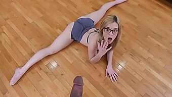 Pov Del Toque Persistente De Su Padrastro En El Cuerpo De Su Joven Hijastra - Katie Kush