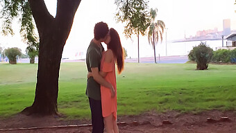 Rencontre En Plein Air Avec Un Homme Mature Et Une Jeune Fille Dans Le Parc