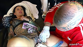 La teenager tedesca Snowwhite mostra la sua unica figa tatuata e offre una performance orale simultanea in questo video esplicito