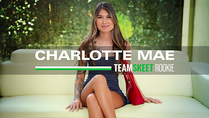 Charlotte Mae ปรากฏตัวครั้งแรกของเธอด้วยการเสร็จสิ้นใบหน้าแบบไม่ยอมใครง่ายๆ