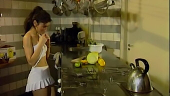 Sodomie Vintage Dans La Cuisine Avec La Tentatrice Turque Sibel