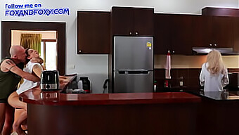 Anal amateur con sorpresa creampie en la cocina de su suegra